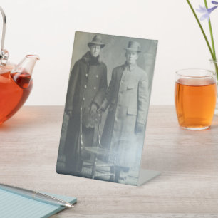 Signe De Table Frères Dapper en manteaux RPPC Photo B&W