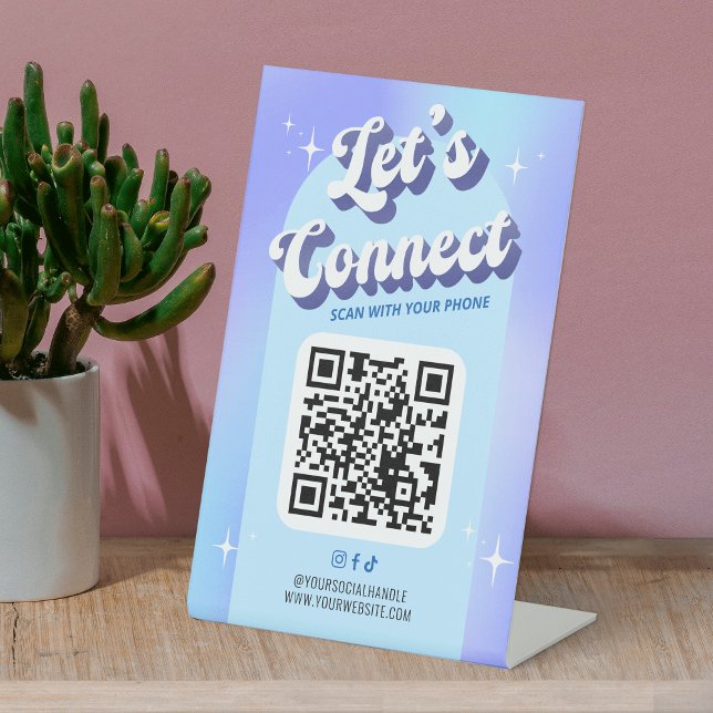Signe De Table Holographie Super branchée Connectons le code QR (Modern Social media QR code scannable pedestal sign in retro groovy design in blue and purple)
