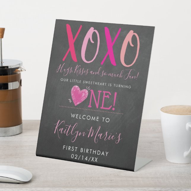 Signe De Table Hugs & Kisses (XOXO) Valentine's Day 1st Birthday (In SItu)