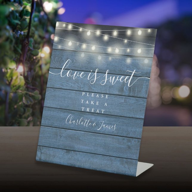 Signe De Table L'Amour Est Doux Faveur Chaîne Lumières Bleu Rusti (Love Is Sweet Favor String Lights Blue Rustic Wood Pedestal Sign)
