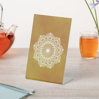 Signe De Table Mandala blanc sur fond doré