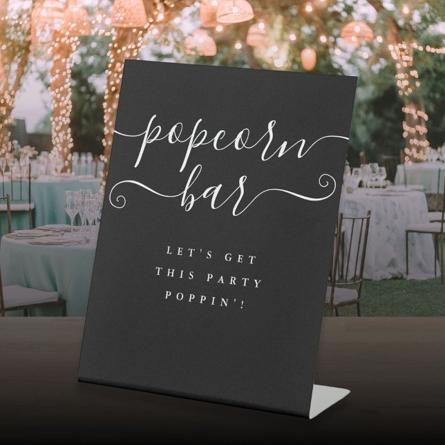Signe De Table Script Élégant Noir Et Blanc Popcorn Bar (Black And White Elegant Script Popcorn Bar Pedestal Sign)