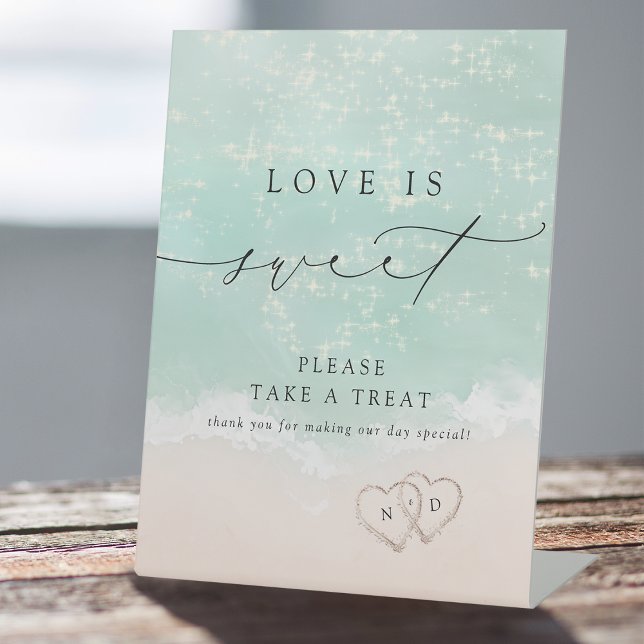 Signe De Table Script Moderne Sable Coeurs Plage L'Amour Est Doux (Modern Script Sand Hearts Beach Love Is Sweet Pedestal Sign)