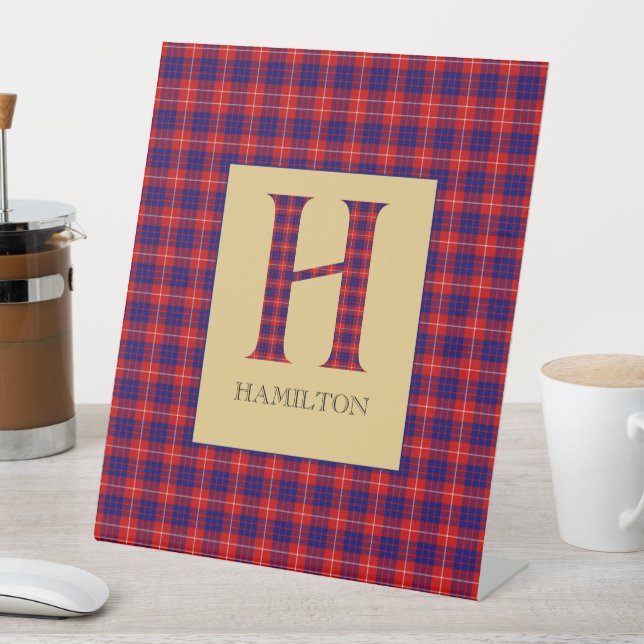 Signe De Table Symbole du socle H du monogramme tartan Hamilton (In SItu)