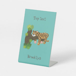 Signe De Table Un mignon léopard dormant dans un arbre dessin ani