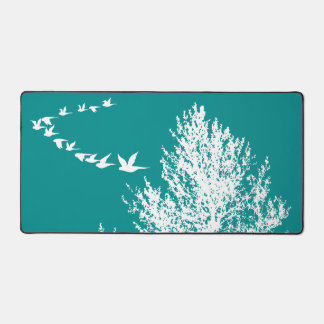 Silhouette bicanale foncée Oiseaux Volant Arbre