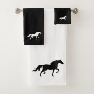 Silhouette de cheval sur fond noir et blanc