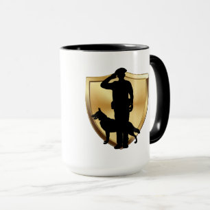 Silhouette du policier et de la Mug de Chien K-9