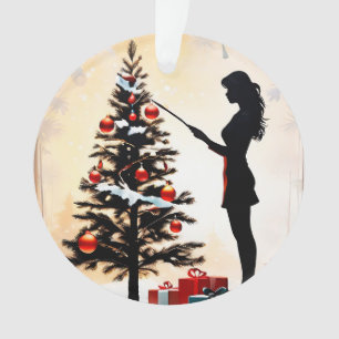 Silhouette femme avec arbre de Noël décoré