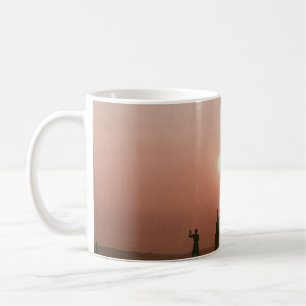 SILHOUETTE PHOTO OF PERSON HOLDING BOAT PADDLE SUR COFFEE MUG