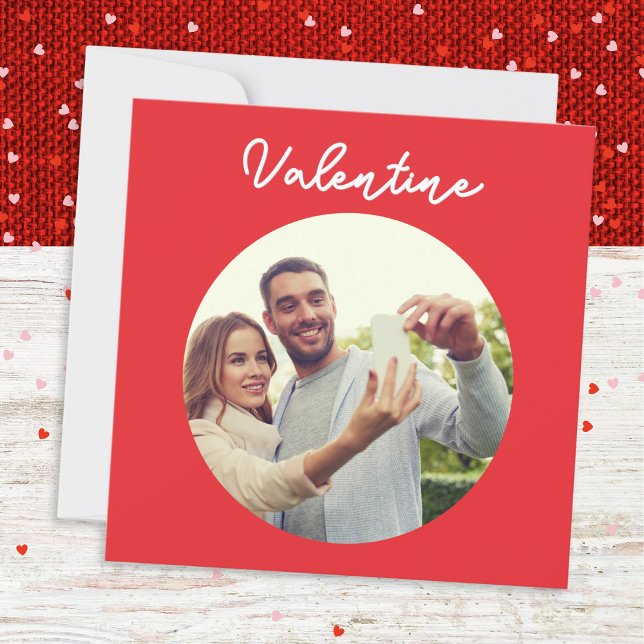 Simple Carte de la Saint-Valentin Rouge Minimalist (A simple and modern Valentine's Day card in romantic red with custom photo)
