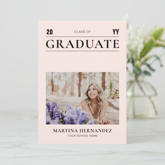 Simple moderne Pink Graduation Faire-part photo (Debout devant)