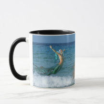 Sirène et triton dans la tasse de café de surf