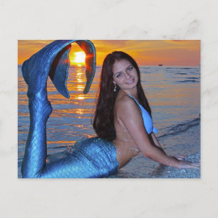 Sirène posant sur la plage à Sunset Carte postale