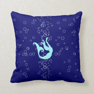sirène turquoise sur coussin bleu