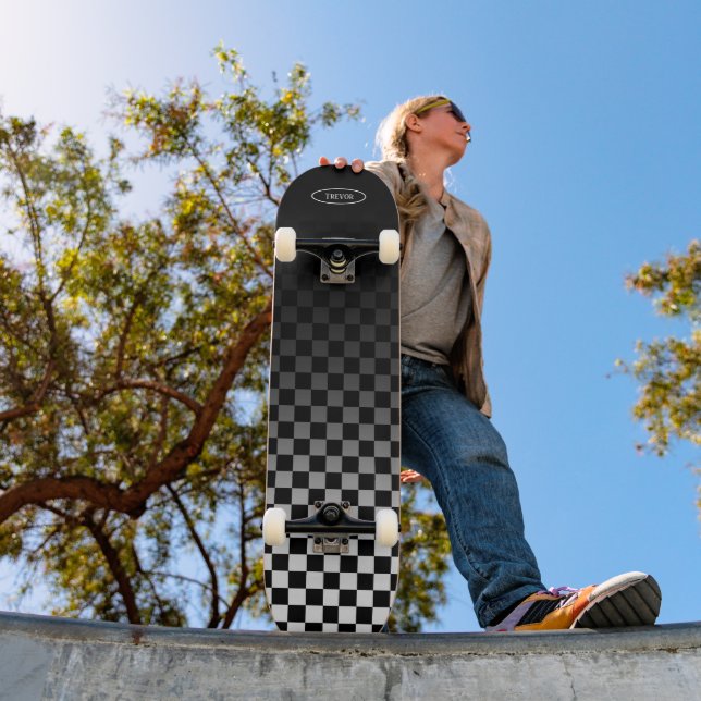Skateboard à damiers couleur noire (Extérieur 1)