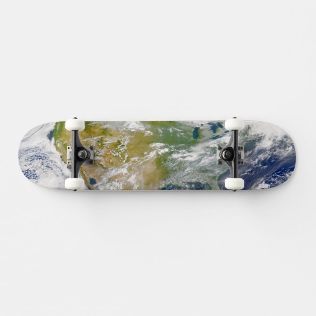Skateboard Amérique Du Nord Avec Fumée Visible Dans Les Endro (Horz)