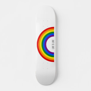 Skateboard Arc-en-ciel gay pride. L'amour est l'amour