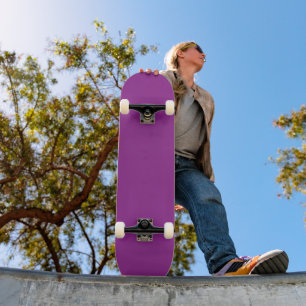 Skateboard arrière - plan violet avec bordure blanche