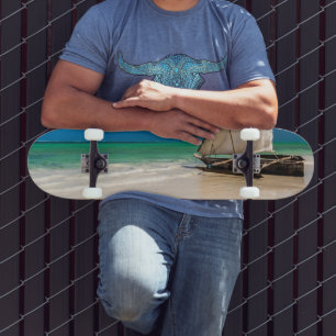 Skateboard Bateau de pêche traditionnel sur la plage