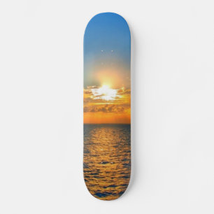 Skateboard Beau coucher de soleil sur l'océan