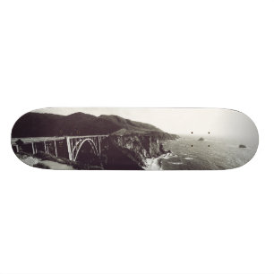 Skateboard Bixby Bridge, Big Sur, Californie États-Unis