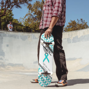 Skateboard Bleu Lt / Ruban Turquoise Standard par Kenneth Yon