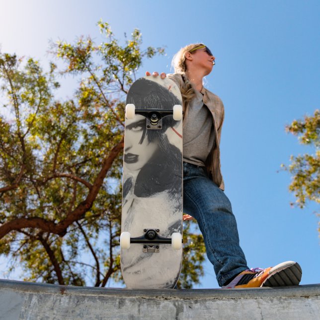 Skateboard Celle Qui Est... (Extérieur 1)