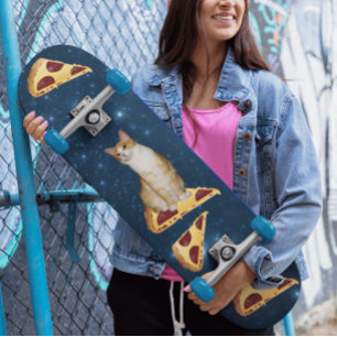SKATEBOARD CHAT ET PIZZA DANS LE SKATEBOARDS SPATIAL