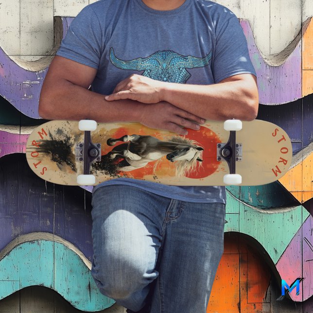 Skateboard Cheval blanc galopant dans la gloire du coucher du (Créateur téléchargé)