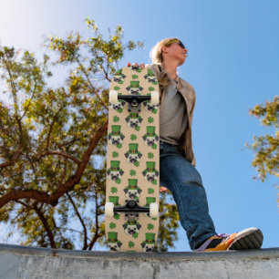 Skateboard Chien mignon avec Casquette et Shamrock St Patrick
