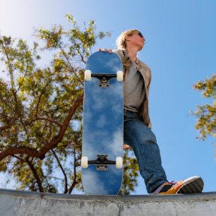 Skateboard Ciel bleu avec nuages Photographie de la nature