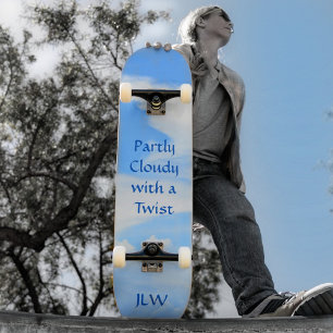 Skateboard Ciel bleu partiellement nuageux avec une photo tor