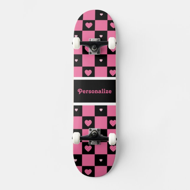 Skateboard Coeurs de À damiers moderne rose et noir avec nom (Recto)