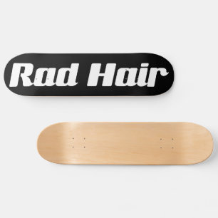 Skateboard Coiffure noire et blanche Typographie Couleurs per