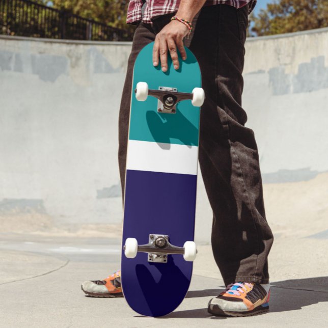 Skateboard Conception turquoise de blocs de couleur bleu blan (Créateur téléchargé)