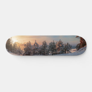 Skateboard Coucher de soleil sur la forêt gelée de neige près