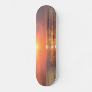 Skateboard coucher de soleil sur l'eau