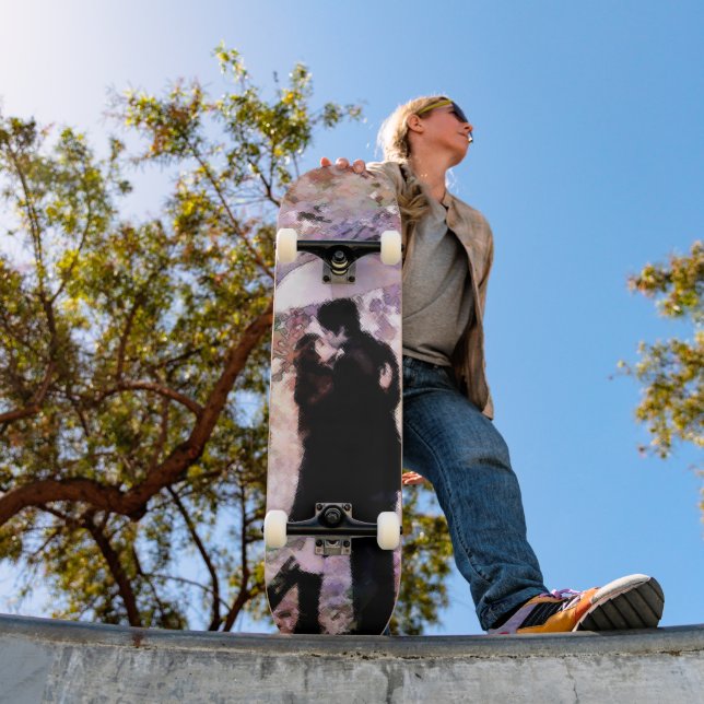 Skateboard Couple romantique amoureux S'embrasser dans la plu (Extérieur 1)