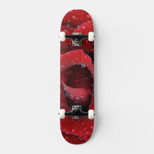 Skateboard Couvre-tombe recouvert de roses rouges sur le site