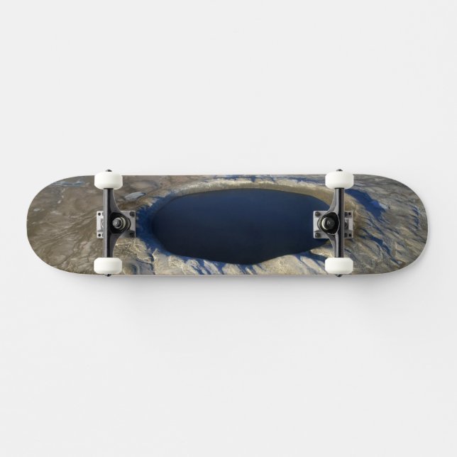 Skateboard Cratère aérienne Pingualuit, Québec, Canada. (Horz)