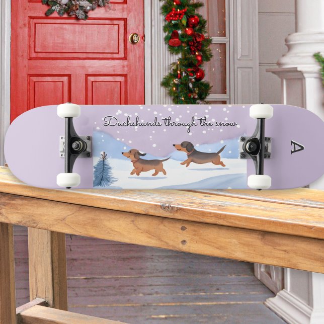 Skateboard Dachshunds À Travers La Neige Monogrammé Noël (A skateboard with 'Dachshunds through the snow' caption and cute cartoon of sausage dogs)