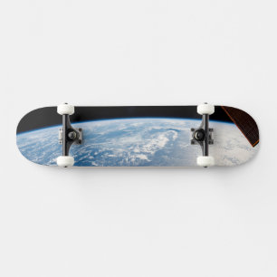 Skateboard Des Poutres De Soleil Au Bord Des Eaux De L'Océan 