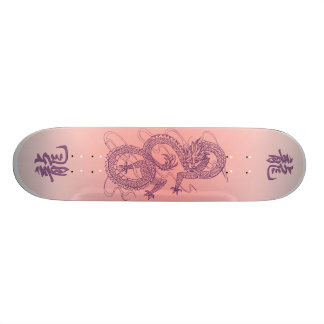 SKATEBOARD DRAGON SUR LE ROSE
