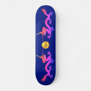 Skateboard Dragons en rose, rouge et bleu sur le bleu