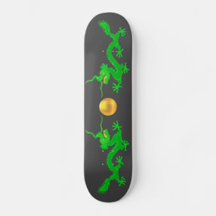 Skateboard Dragons verts avec boule d'or sur gris foncé