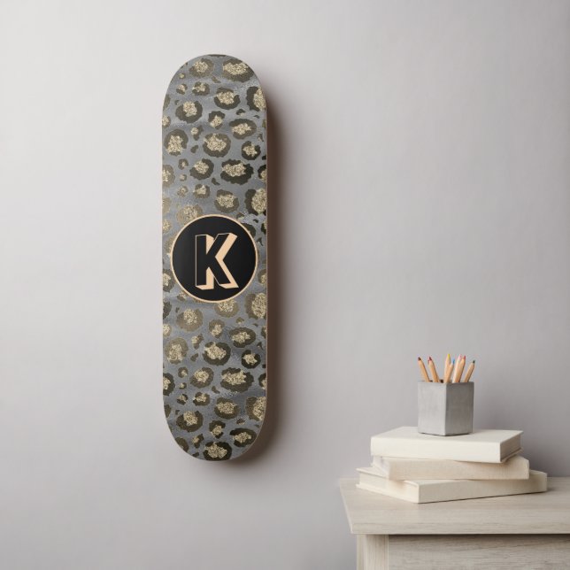 Skateboard Empreinte de léopard Glittery sur Monogramme gris  (Art mural)