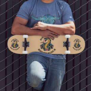 Skateboard Esprit sans peur : Serpent audacieux et roses Artw