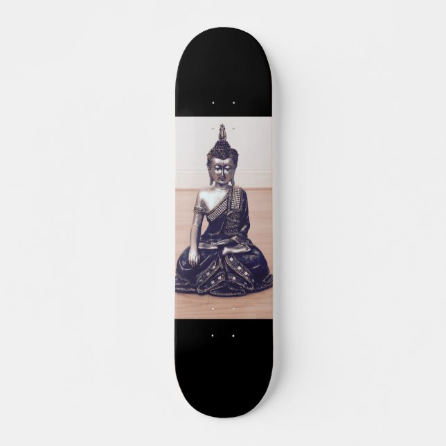 Skateboard Estatua Metálica de Buda sobre Piso de Madera (Devant)