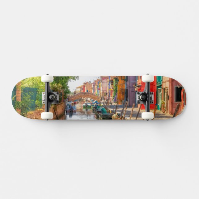 Skateboard Explorer le charme vibrant de Burano (Horz)